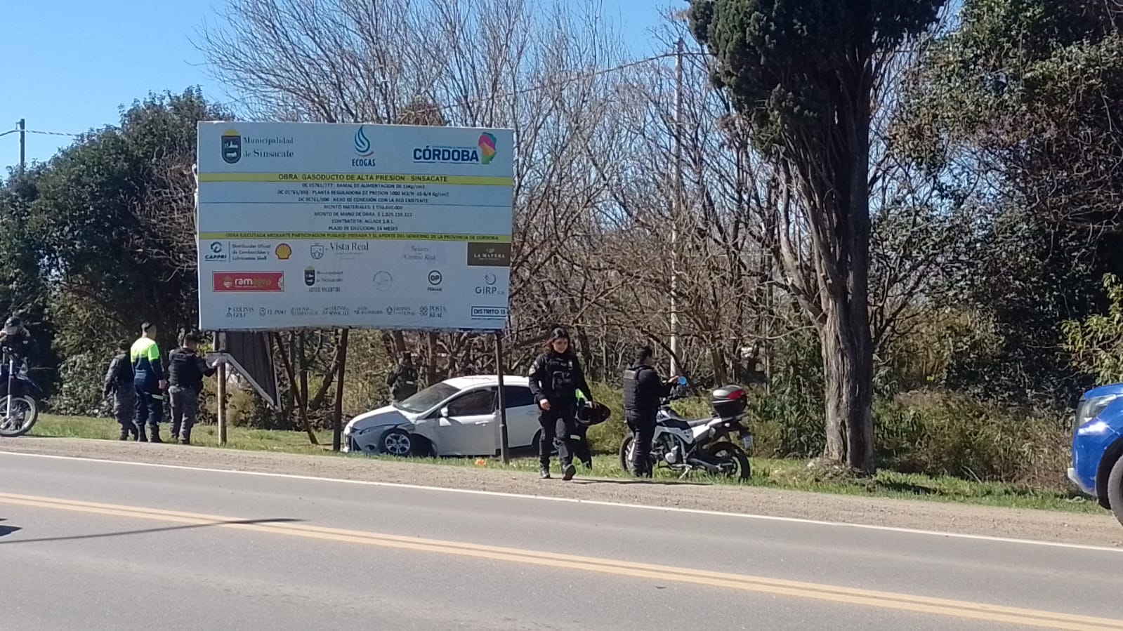 UN AUTO SE DESPISTÓ Y CHOCÓ CONTRA UN CARTEL EN LA RN9