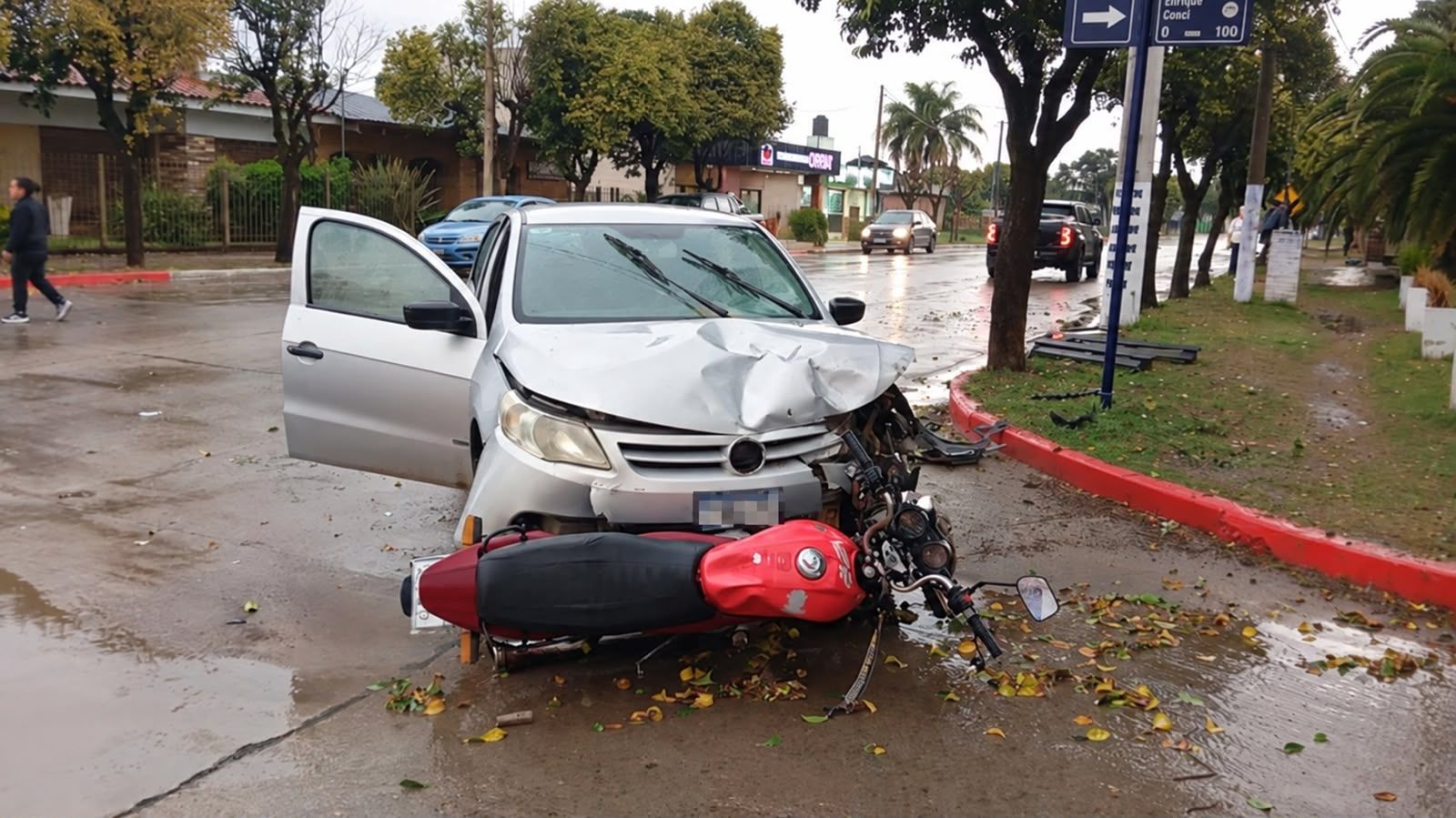 UN MOTOCICLISTA RESULTÓ HERIDO TRAS CHOCAR CON UN AUTO EN COLONIA TIROLESA