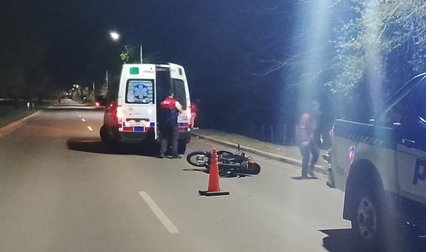 FUE GRAVE EL CHOQUE ENTRE DOS MOTOS EN SINSACATE: DOS JÓVENES HERIDOS Y TRÁNSITO CORTADO