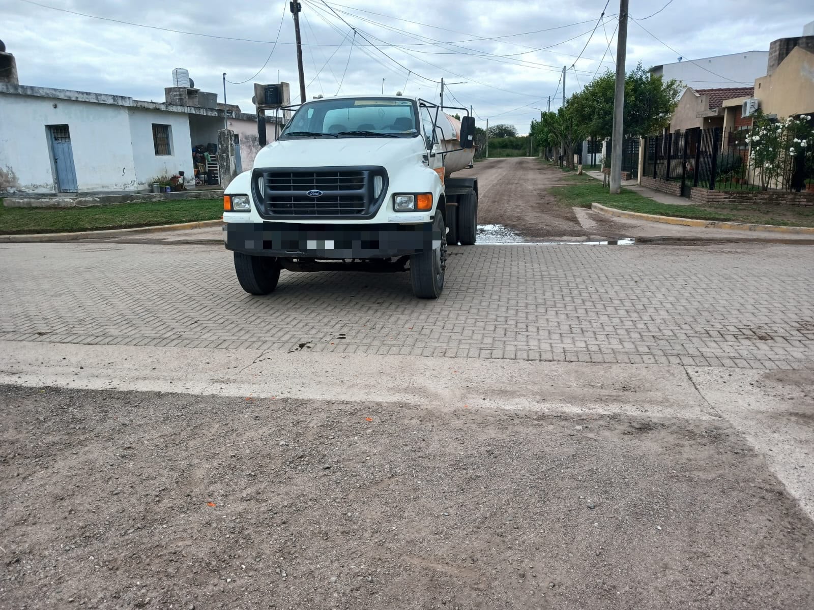 DOS JÓVENES HERIDOS TRAS IMPACTAR CONTRA UN CAMIÓN REGADOR EN SARMIENTO