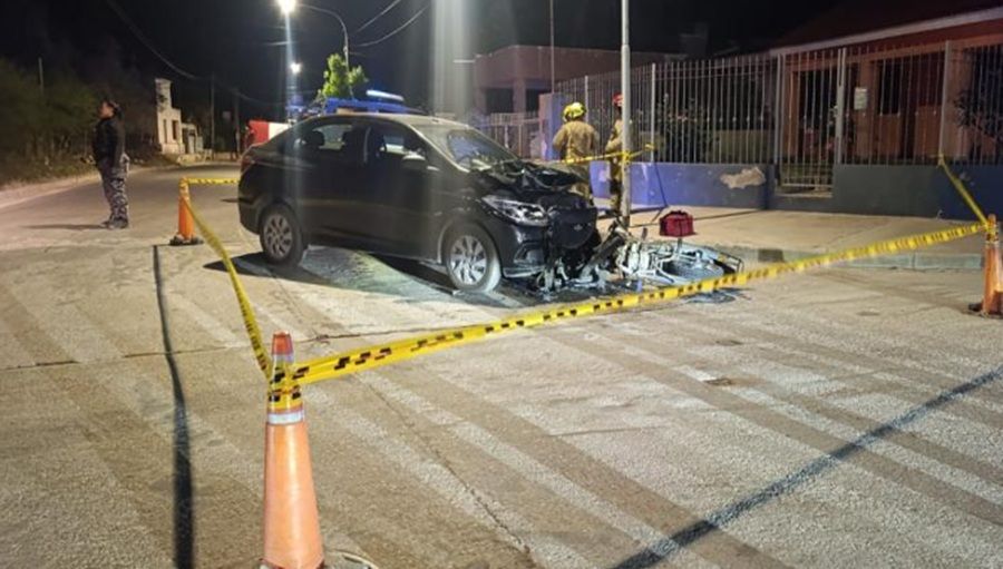 DOS ADOLESCENTES RESULTARON HERIDOS TRAS CHOCAR EN MOTO CONTRA UN AUTO EN CRUZ DEL EJE