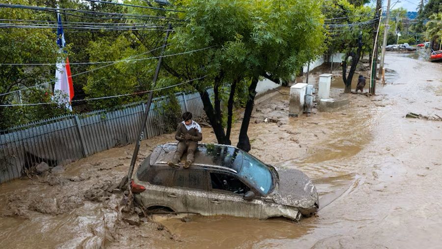 AL MENOS SEIS MUERTOS POR UN DEVASTADOR ALUVIÓN EN SANTIAGO DE CHILE